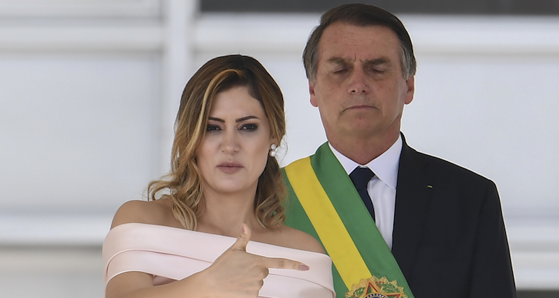Jair e Michelle Bolsonaro, che sta facendo un discorso nella lingua dei segni, alla cerimonia di insediamento, Brasilia, 1 gennaio 2019
(EVARISTO SA/AFP/Getty Images)