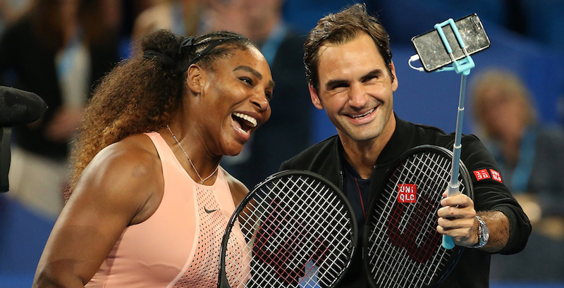 Serena Williams e Roger Federer si fanno un selfie dopo aver giocato contro in un doppio misto alla Hopman Cup nell'Arena di Perth, Australia, 1 gennaio 2019
(Paul Kane/Getty Images)