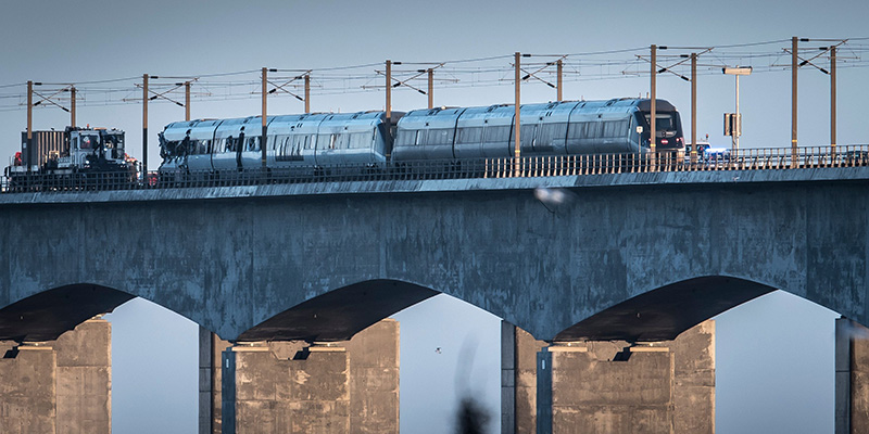 Il ponte che collega Fionia e Selandia, con il treno passeggeri coinvolto nell'incidente, 2 gennaio 2019 (MADS CLAUS RASMUSSEN/AFP/Getty Images)