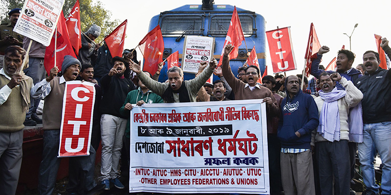 Iscritti dell'organizzazione Centre of Indian Trade Unions (CITU) in protesta a Guwahati, India, 8 gennaio 2019
(DAVID TALUKDAR/AFP/Getty Images)