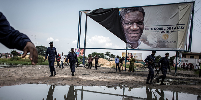 La polizia e alcuni sostenitori di Martin Fayulu, Kinshasa, 11 gennaio 2019 (JOHN WESSELS/AFP/Getty Images)