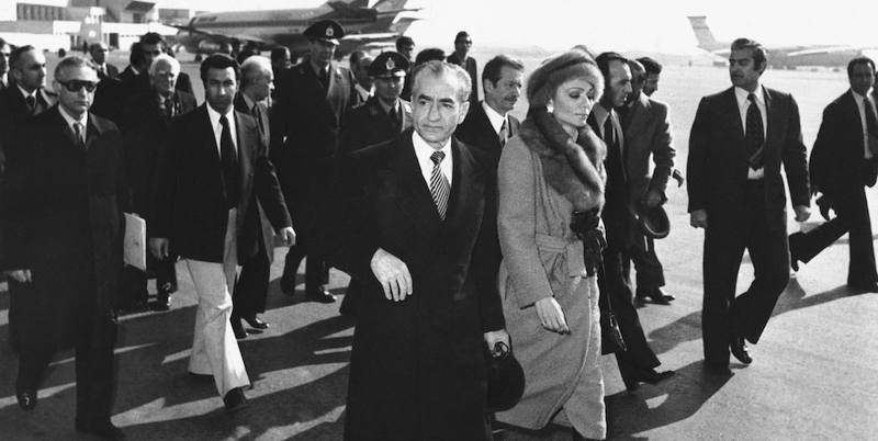 Lo scià Mohammed Reza Pahlavi insieme alla moglie Farah Diba lasciano l'Iran il 16 gennaio 1979. (AP Photo)