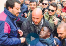 La storia dietro la foto di Salvini e l'ambulante pubblicata dal Corriere
