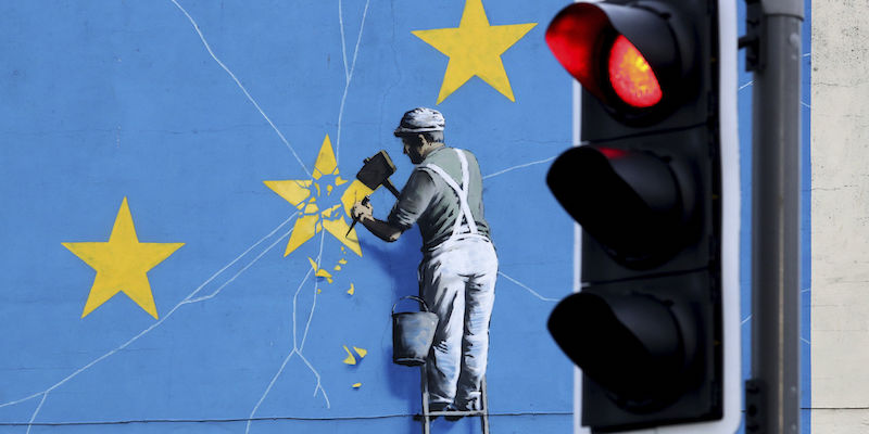 Un pezzo di murale di Banksy a Dover, in Inghilterra (Gareth Fuller/PA via AP)