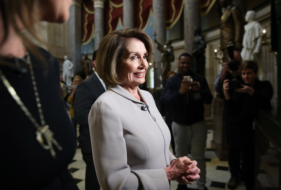 La deputata statunitense del Partito Democratico Nancy Pelosi (78) parla con i giornalisti al Campidoglio, Washington DC, 2 gennaio
(Win McNamee/Getty Images)