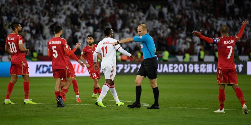 L'arbitro giordano Adham Makhadmeh assegna il rigore decisivo per il pareggio agli Emirati Arabi nella partita inaugurale contro il Bahrein (KHALED DESOUKI/AFP/Getty Images)