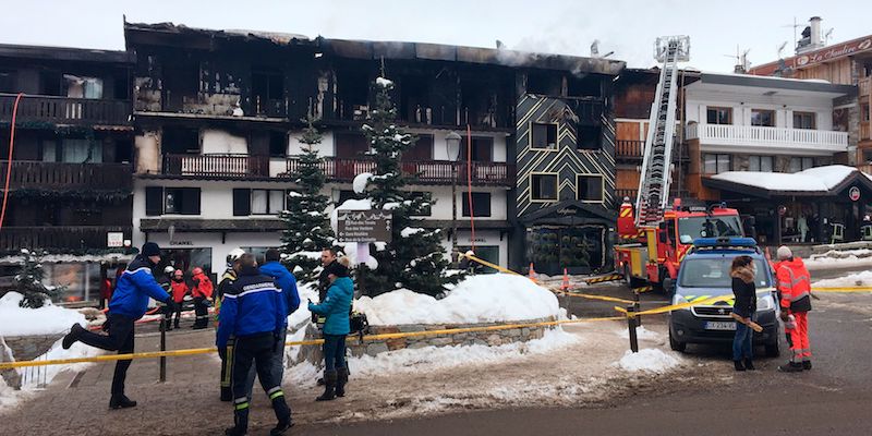 L'edificio di Courchevel, in Savoia, danneggiato da un incendio in cui sono morte due persone, il 20 gennaio 2019 (FANNY HARDY/AFP/Getty Images)