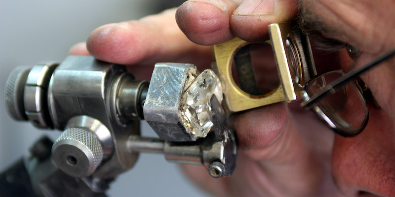 Un diamante viene pulito nella Krochmal & Cohen 
Factory a Johannesburg, nell'ottobre del 2005. (AP Photo/Denis Farrell)