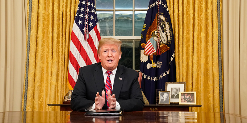 Il presidente degli Stati Uniti, Donald Trump, durante il suo discorso dallo Studio Ovale della Casa Bianca (Carlos Barria-Pool/Getty Images)