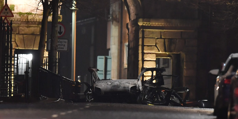 I resti del veicolo esploso vicino al tribunale di Derry, in Irlanda del Nord, il 19 gennaio 2019 (Charles McQuillan/Getty Images)