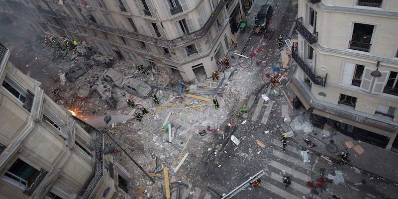L'incrocio del centro di Parigi dove è avvenuta l'esplosione di una panetteria, il 12 gennaio 2019 (CARL LABROSSE/AFP/Getty Images)