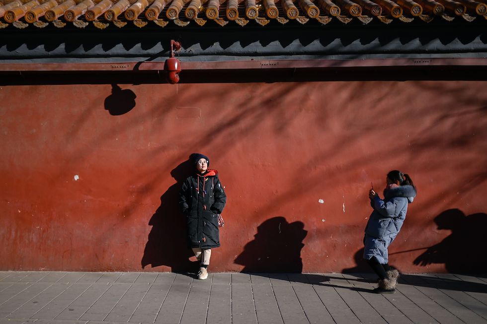 Due ragazze si scattano delle foto in un parco di Pechino
(WANG ZHAO/AFP/Getty Images)