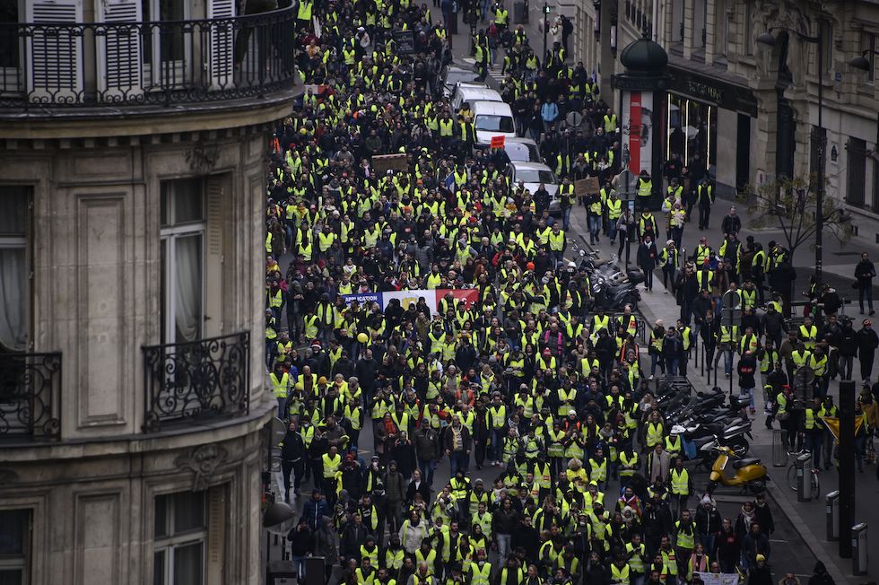 Manifestanti del Movimento dei gilet gialli riempiono Rue des Quatre Vents a Parigi in un altro sabato di proteste contro il governo di Emmanuel Macron
(OLIVIER MORIN/AFP/Getty Images)