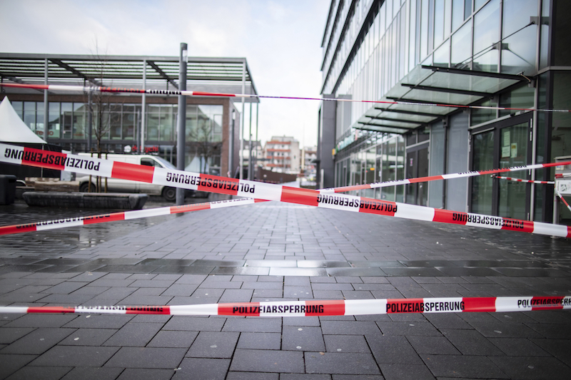 Martedì mattina un uomo ha investito un gruppo di immigrati a Bottrop, in Germania, ferendo quattro persone in modo grave