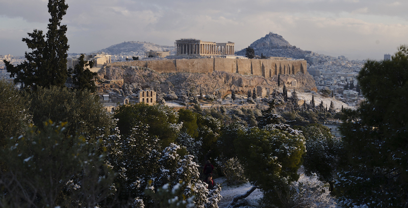 L'acropoli di Atene e il Partenone, tra la neve, 8 gennaio 2019
(AP Photo/Petros Giannakouris)