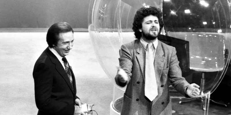 Beppe Grillo ospite alla trasmissione di Mike Bongiorno "Lascia o raddoppia" nel 1979 (Archivi Farabola/ANSA)