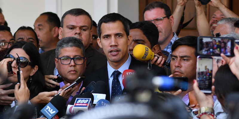 Il procuratore generale del Venezuela, alleato di Maduro, ha chiesto alcune misure cautelari contro Juan Guaidó