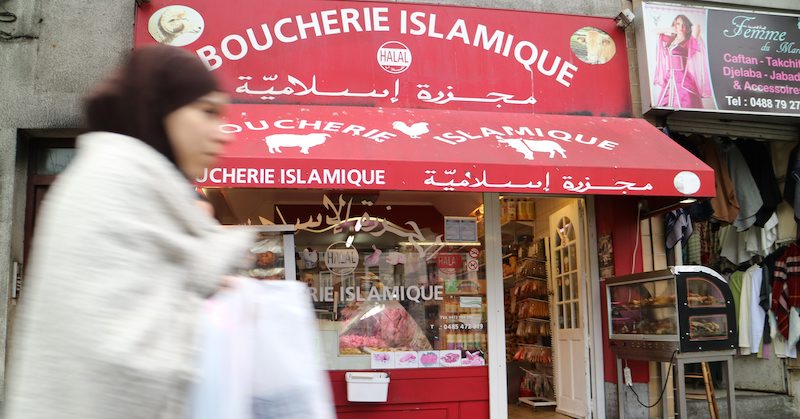 Una macelleria halal a Bruxelles nel 2016. (Winfried Rothermel/picture-alliance/dpa/AP Images)