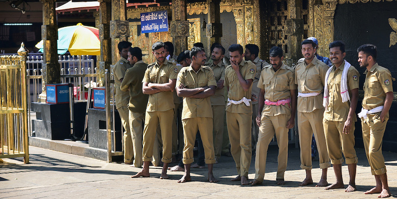 La polizia indiana di guardia al tempio di Sabarimala, 2 gennaio. (AFP/Getty Images)