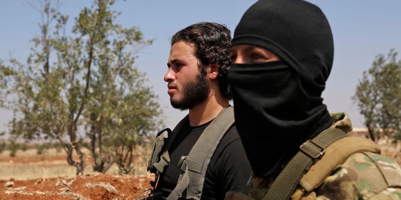 Due ribelli siriani nella provincia di Idlib (ZEIN AL RIFAI/AFP/Getty Images)