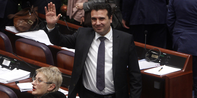 Il primo ministro macedone Zoran Zaev saluta i giornalisti dopo il voto del Parlamento con cui è stata approvata la modifica della Costituzione per cambiare nome alla Macedonia, l'11 gennaio 2019 (AP Photo/Boris Grdanoski)