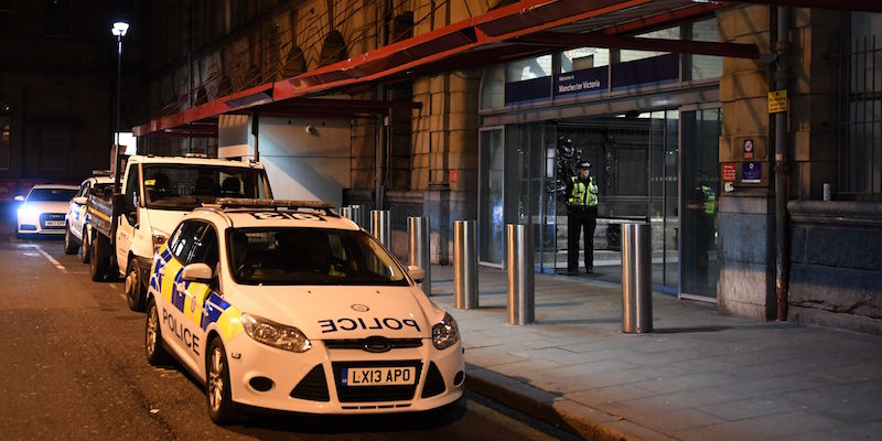 Volanti della polizia davanti alla stazione Victoria di Manchester (PAUL ELLIS/AFP/Getty Images)