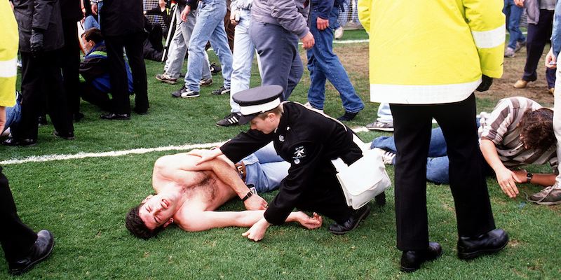 Un tifoso ferito nei disordini allo stadio Hillsborough di Sheffield, dove morirono 96 persone prima della semifinale di FA Cup tra Liverpool e Nottingham Forest (AFP/Getty Images)