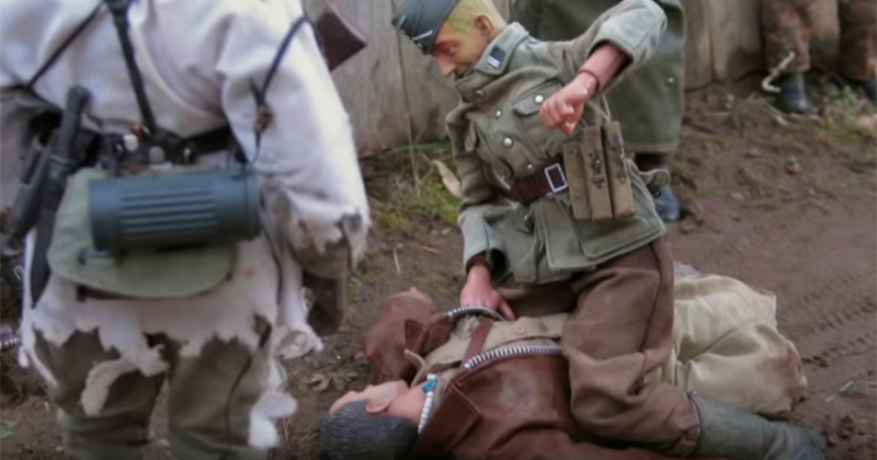 L'immagine è tratta dal documentario Marwencol