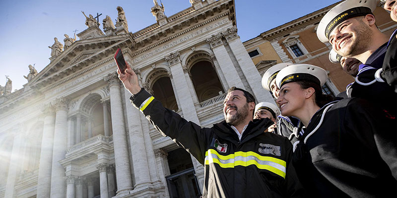 Il ministro dell'Interno, Matteo Salvini, con una giacca dei Vigili del Fuoco (ANSA/MASSIMO PERCOSSI)