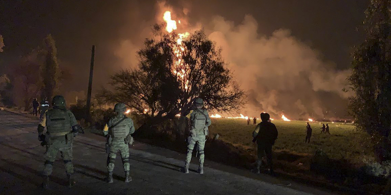 Alcuni soldati messicani nella zona in cui un oleodotto è esploso vicino alla città di Tlahuelilpan, in Messico, il 18 gennaio 2019 (Ministero della Difesa messicano via AP)