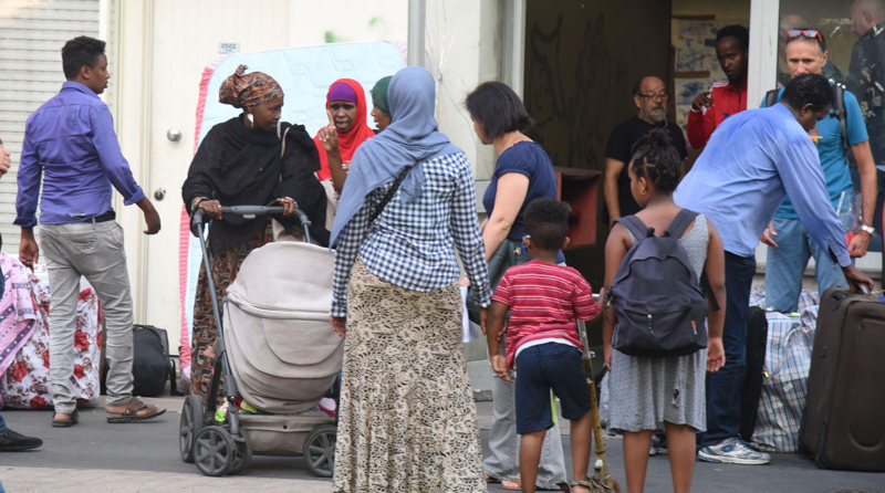 Migranti sgomberati dall'ex villaggio olimpico di Torino nell'agosto del 2018. (ANSA/ ALESSANDRO DI MARCO)