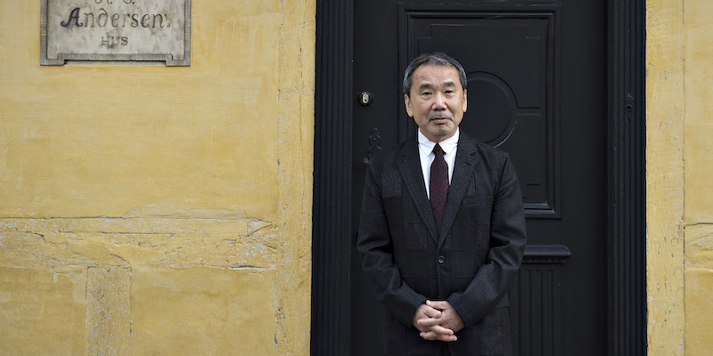 Lo scrittore giapponese Haruki Murakami fuori dalla casa di Hans Christian Andersen a Odense, in Danimarca, il 30 ottobre 2016, prima di ricevere il premio letterario Hans Christian Andersen (HENNING BAGGER/AFP/Getty Images)