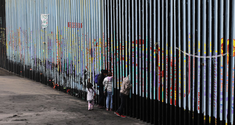 Il muro lungo il confine tra Messico e Stati Uniti a Playas de Tijuana, Messico, 16 gennaio 2019
(GUILLERMO ARIAS/AFP/Getty Images)