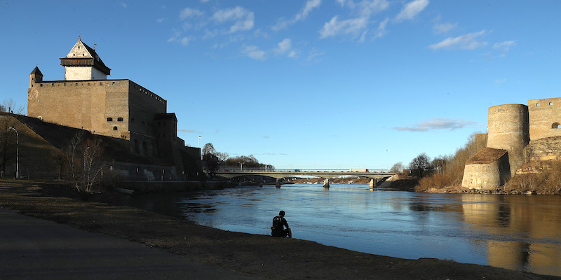 Le rive del fiume Narva al confine tra Estonia e Russia. A sinistra, sulla riva occidentale del fiume si trova il castello di Hermann, a destra sulla riva russa la fortezza di Ivangorod. (Sean Gallup/Getty Images)

