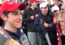 Il video di un gruppo di ragazzi sostenitori di Trump che deridono un nativo americano