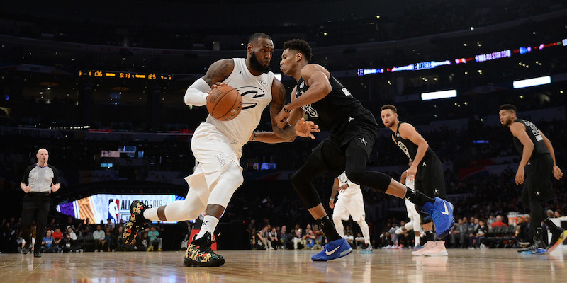 LeBron James e Giannis Antetokounmpo all'All Star Game del 2018 (Kevork Djansezian/Getty Images)