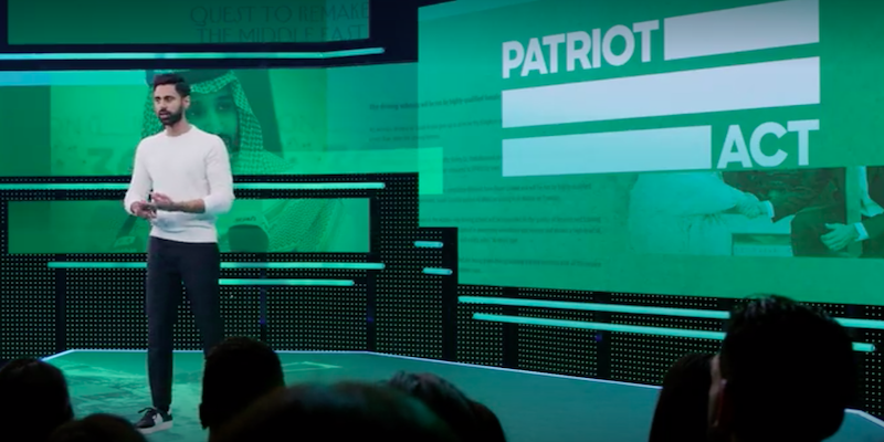Hasan Minhaj durante un episodio di "Patriot Act"