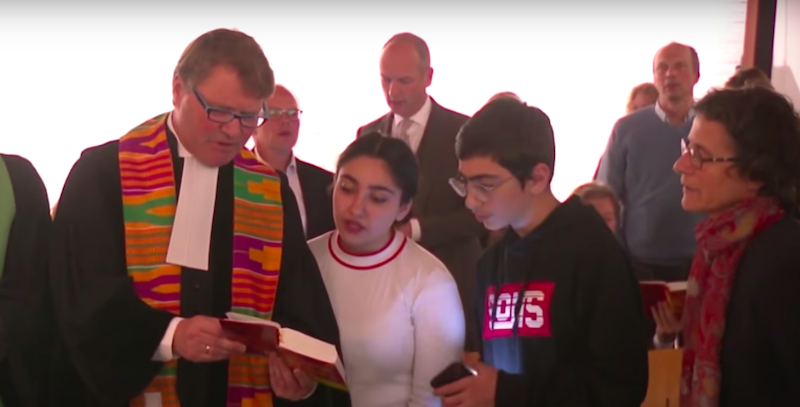 Un momento della messa alla chiesa protestante di Bethel all'Aia, Paesi Bassi (video di CBC News)