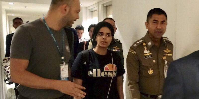 La giovane donna saudita Rahaf Mohammed al Qunun insieme al capo della polizia dell'immigrazione thailandese Surachate Hakparn, a destra, prima di lasciare l'aeroporto Suvarnabhumi di Bangkok, il 7 gennaio 2019 (Polizia thailandese via AP)