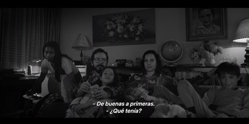 Una scena di "Roma" di Alfonso Cuarón con i sottotitoli in spagnolo del Messico