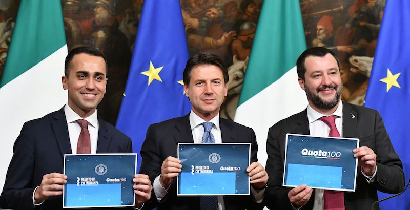 Luigi Di Maio, Giuseppe Conte e Matteo Salvini dopo l'approvazione del decreto per il reddito di cittadinanza e “quota 100” a palazzo Chigi, Roma, 17 gennaio 2019
(ALBERTO PIZZOLI/AFP/Getty Images)