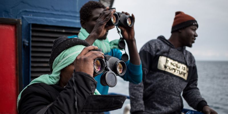 Tre migranti a bordo della Sea Watch 3 (FEDERICO SCOPPA/AFP/Getty Images)