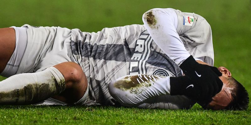 Lautaro Martinez, attaccante argentino dell'Inter, a terra dopo un contrasto (MIGUEL MEDINA/AFP/Getty Images)