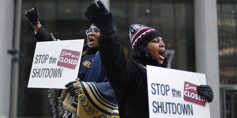 Un'impiegata della Food and Drug Administration e una della Social Security Administration protestano contro la chiusura parziale del governo americano, lo "shutdown", il 10 gennaio 2019, a Detroit (AP Photo/Paul Sancya)