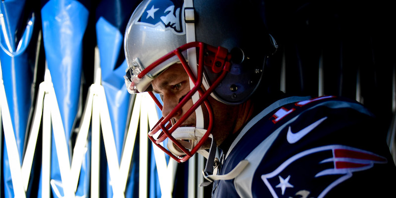 Tom Brady all'ingresso in campo dei New England Patriots al Gillette Stadium di Foxborough, in Massachusetts (Billie Weiss/Getty Images)