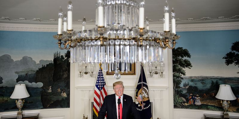 Il presidente degli Stati Uniti Donald Trump durante una dichiarazione sull'immigrazione e il muro che vorrebbe costruire al confine col Messico nello Studio Ovale, il 19 gennaio 2019 (BRENDAN SMIALOWSKI/AFP/Getty Images)