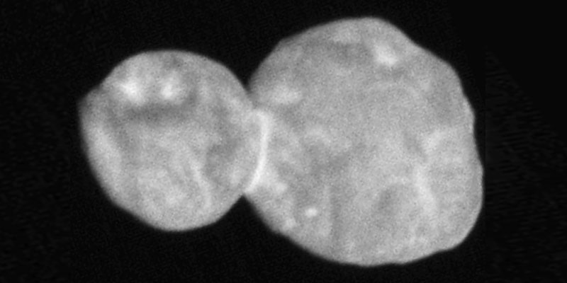 L'immagine più dettagliata arrivata finora di Ultima Thule, rinominato "Arrokoth", scattata dalla sonda New Horizons a una distanza di circa 28mila chilometri dall'oggetto spaziale (NASA/Johns Hopkins University Applied Physics Laboratory/Southwest Research Institute)