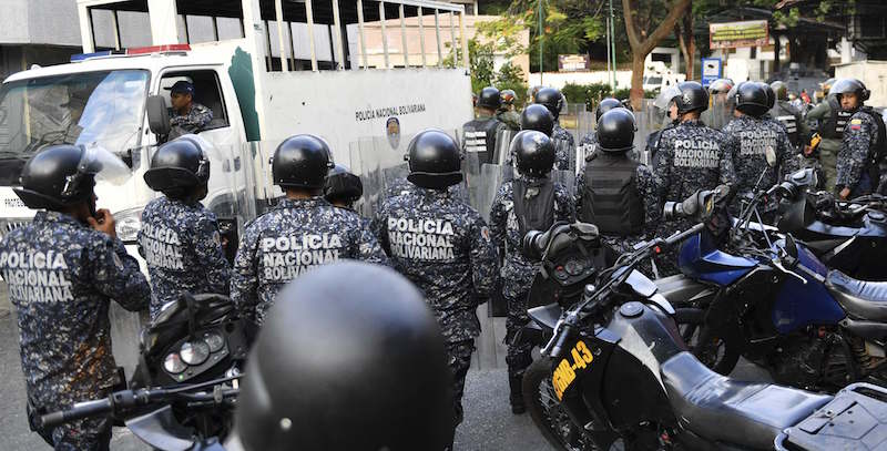 Agenti di polizia intorno alla base di Cotiza, a nord di Caracas (YURI CORTEZ/AFP/Getty Images)