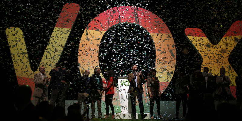 Santiago Abascal, attuale leader di Vox, e diversi esponenti del suo partito durante un evento a Madrid, il 7 ottobre 2018 (AP Photo/Manu Fernandez)
