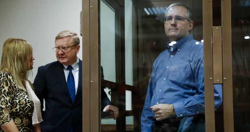 Paul Whelan, a destra, durante l'udienza a Mosca. (AP Photo/Pavel Golovkin)